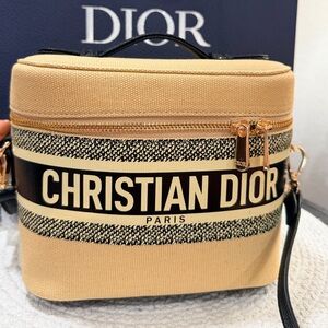 Dior Beauty Upcycle Novelty
Shoulder Bag Vanity + Dior blue gift bag